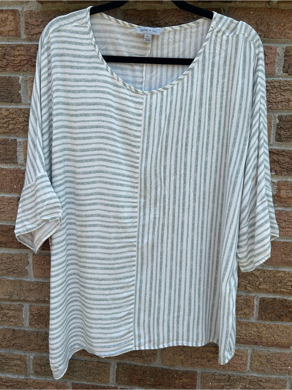 Floral & Ivy XL Lightweight Striped Scoop-Neck Tunic in White and Gray